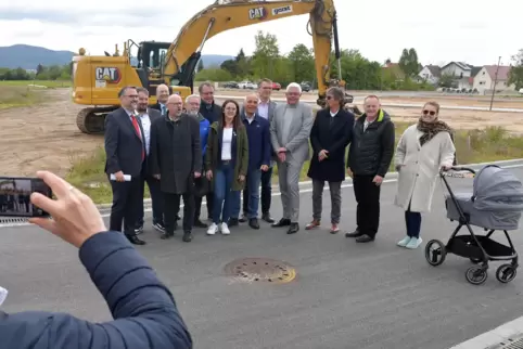 Erinnerungsfoto mit Bagger und Kinderwagen: OB Weigel (links) freut sich, auf dem Jahnplatz „vielen Menschen eine neue Heimat“ z