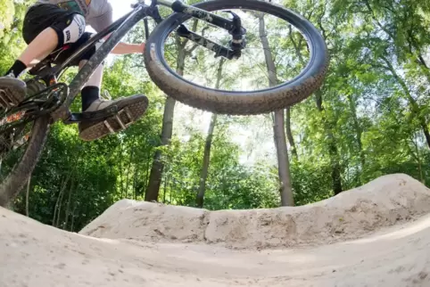 Ein Pumptrack, wie er in Minfeld geplant ist, ist ein spezieller Parcours für Mountainbike-Fahrer.