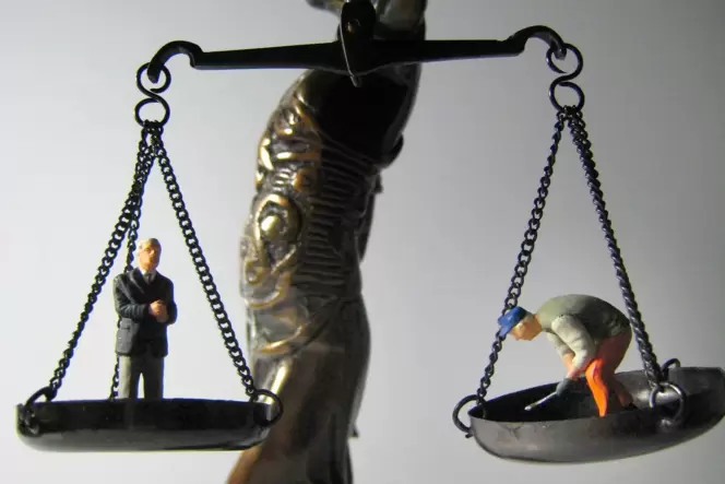 In der Waagschale Justitias: Rechte des Arbeitgebers und des Arbeitnehmers. In der Waagschale Justitias: Rechte des Arbeitgebers und des Arbeitnehmers.