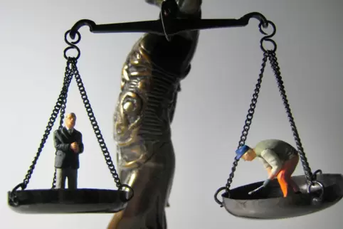 In der Waagschale Justitias: Rechte des Arbeitgebers und des Arbeitnehmers. 
