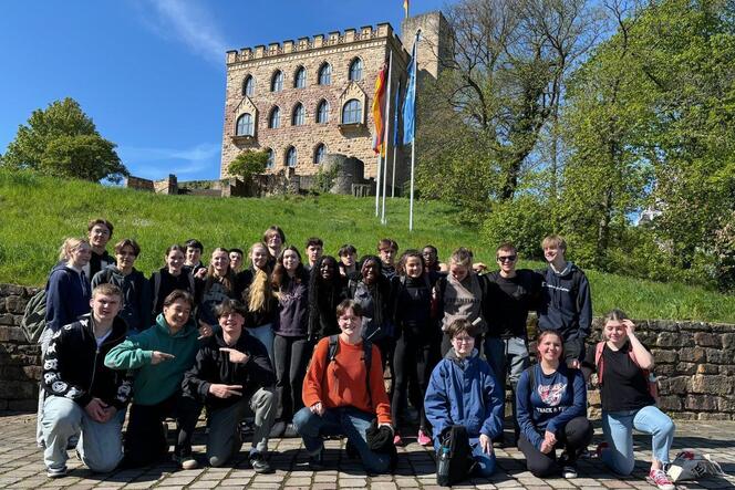Besuch der Wiege der Demokratie: Amerikanische Schülerinnen und Schüler aus Manchester vor dem Hambacher Schloss.