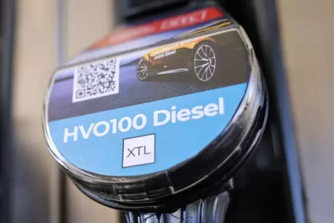 Der Kraftstoff HVO100 wird fossilfrei hergestellt und basiert auf Fetten aus Reststoffen sowie hydriertem Pflanzenöl. 