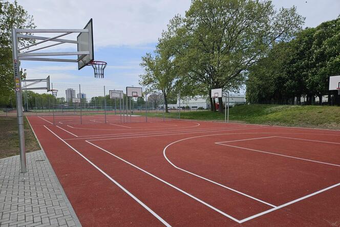 Neuer Belag, mehr Körbe: der Basketballplatz an der Benderstraße.