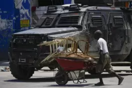 In der Hauptstadt Port-au-Prince: Polizisten patrouillieren in einem gepanzerten Fahrzeug. 
