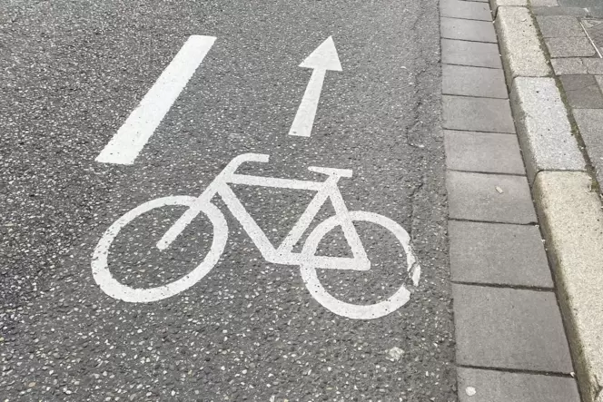Es wird unter anderem verdeutlicht, wo Platz für Radfahrer ist.