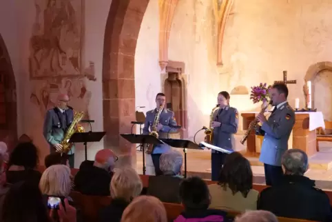 Für den modernen Part des Konzerts sorgte der Auftritt des Saxofonquartetts, rechts Stabsfeldwebel Marko Sion am Sopransaxofon. 