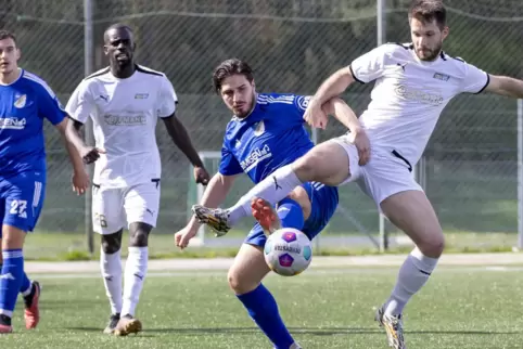 Alex Tuttobene vom TuS legt Hand und Fuß an und will an den Ball. 