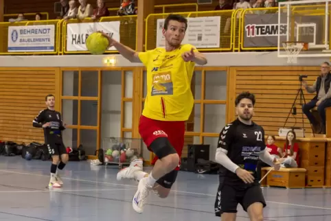 Timo Kluzik ist hier für die HSG Eckbachtal am Ball in der Dirmsteiner Sporthalle. Das mit einer Art Tribüne ausgestattete Gebäu