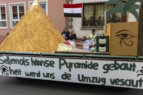 Im vergangenen Jahr hatten die meisten Motivwagen im Kreis das gleiche Thema – es bleibt abzuwarten, ob das in diesem Jahr ander