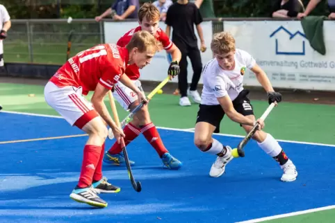 Yannick Koch (rechts, TG Frankenthal) im Spiel gegen den Nürnberger HTC.