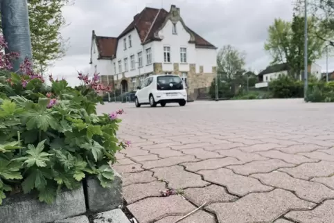 So wie dieses Auto wird man in den nächsten Wochen nicht in die Grünstadter Straße ein- und auf die Realschule zufahren können. 