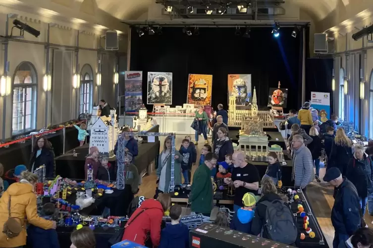 Schon am ersten Tag kamen rund 700 Besucher und Lego-Bauer ins Alte Kaufhaus. 