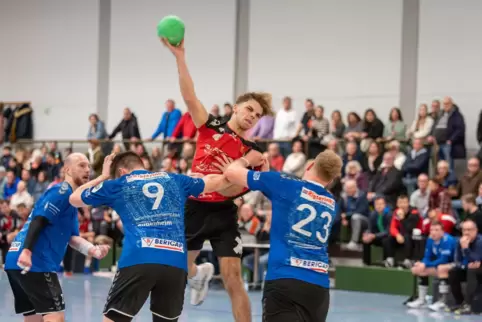 Andreas Benz (rot) verlängert die Ausfallliste in Offenbach. 