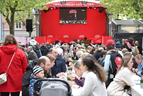 Viele waren am Freitagabend auf den Schlossplatzgekommen, um das letzte Comedy-Festival in der Kurstadt zu verfolgen. 