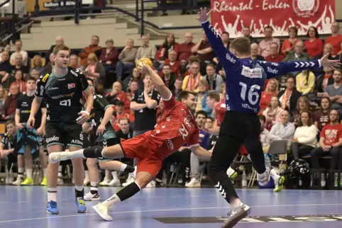 Kian Schwarzer scheitert mit diesem Wurf.