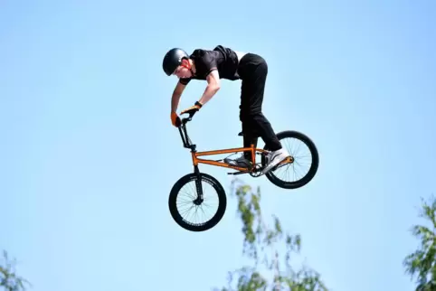 Bei den Deutschen Meisterschaften katapultiert sich Tom Clemens mit seinem BMX-Rad in luftige Höhen und wird am Ende Dritter. Da