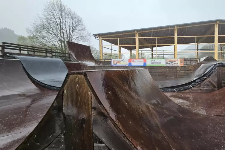 DAuerregen in der Eifel: Der BMX-Park von Birresborn ist unbefahrbar. 