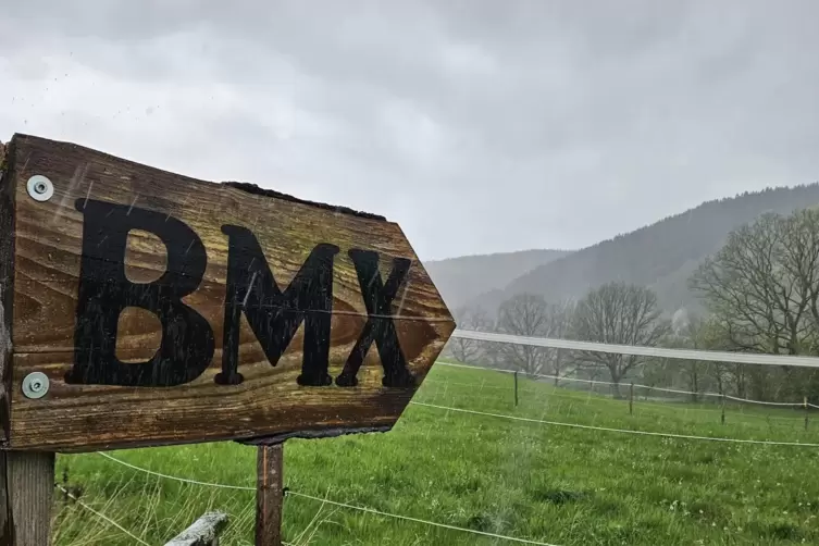 Ein Schild zeigt den Weg zum Stolz der Birresborner BMX-Gemeinde. 