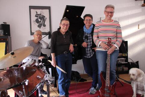 Anne Geib-Steigat, Renate Geib, Sabine Haschke und Christina Haschke (von links) bilden die Band „JiG“, was für „Jazz iwwer die 