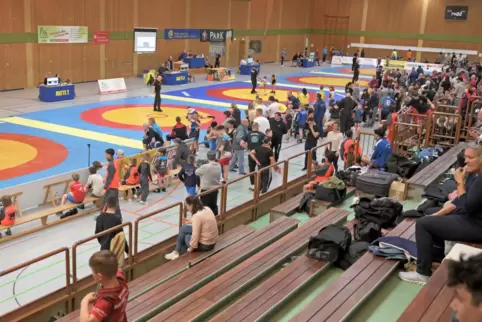 Auf fünf Matten kämpften die jungen Ringer aus drei Nationen in der Pirmasenser Kirchberghalle.