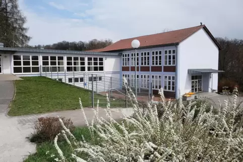 Die Albert-Schweitzer-Schule in Ernstweiler bekommt neue Decken. Die Albert-Schweitzer-Schule in Ernstweiler bekommt neue Decken.