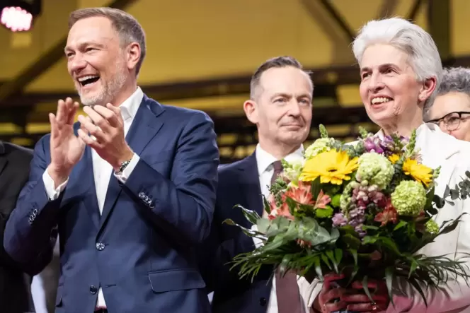 Blumen für die FDP-Spitzenkandidatin für die Europawahl, Marie-Agnes Strack-Zimmermann. Mit dabei: Verkehrsminister Volker Wissi