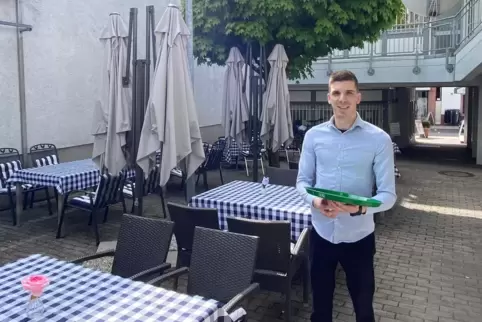Ivan Brakus im Außenbereich eines ersten eigenen Restaurants. . 