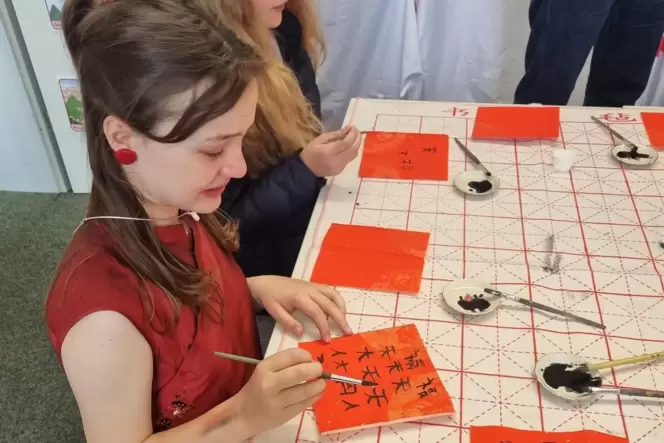 Mit Gefühl: Kinder probierten an der ISN chinesischen Kalligraphie aus.
