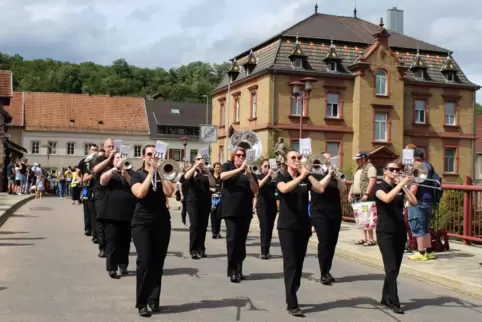 Der Musikzug Dudweiler sorgte beim Umzug 2023 für den richtigen Sound.