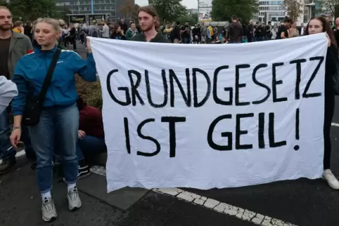 Anders als hinter der Weimarer Verfassung stand und steht die Mehrheit der Deutschen wohl hinter dem Grundgesetz. 