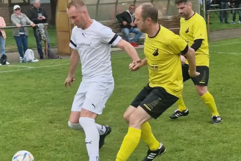 Der Mutterstadter Jochen Hoening (links) setzt sich gegen Haßlochs Mario Schmidt durch. 