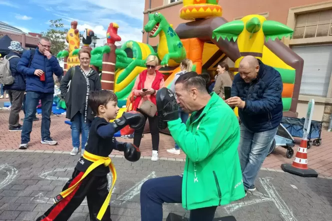 Die fünfjährige Christopher zeigt beim Kinderfest auf dem Stephan-Cosacchi-Platz, was er in der Kampfsportschule Celik von seine