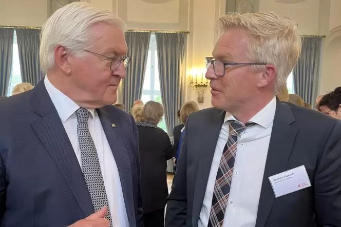 Der Freisbacher Bürgermeister Jochen Ricklefs (rechts) im Gespräch mit dem Bundespräsidenten Frank-Walter Steinmeier.