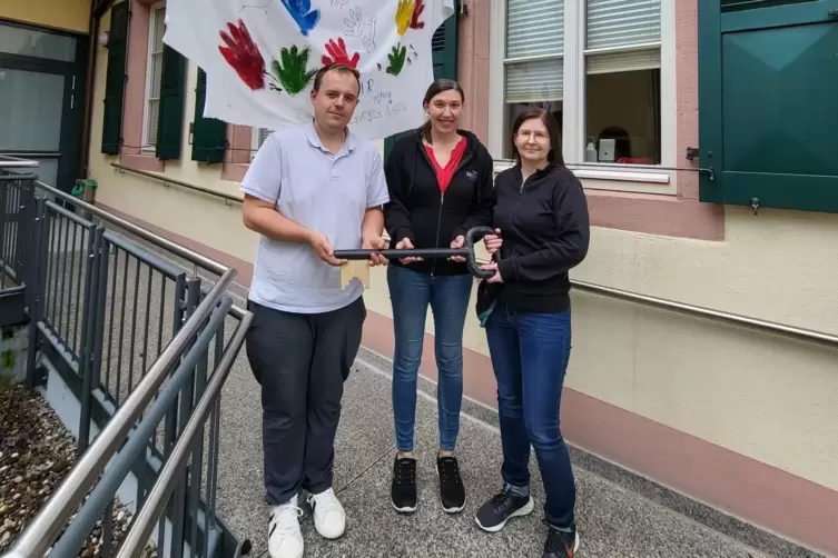 Pflegedienstleiter Phillip H&ouml;rner, Altenpflegerin Sandra J&auml;hrling und Krankenschwester Daniela Schaaf werden am Dienstag den Sch