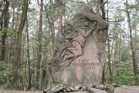 In der Walpurgisnacht treffen sich die Hexen am Wachenheimer Hexenstein. Der Pfälzerwald-Verein lädt Besucher – gerne in Verklei