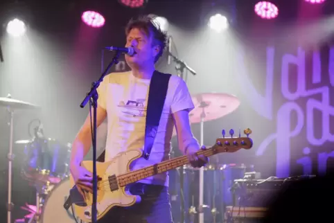 Arjan van der Linde und seine Band besangen „Weite offene Felder“.