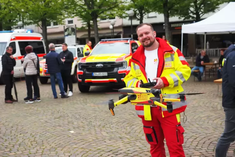 Die neue neongelbe Drohne des ASB zog einiges an Interesse auf sich. Julian Wilhelm pr&auml;sentierte sie den Besuchern.