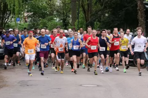 Die Zehn-Kilometer-Läufer sind los: Mit der 1 Tanja Hellmann, mit 131 Marko Martin und neben diesem Tobias Dreyer. Rechts in Gel