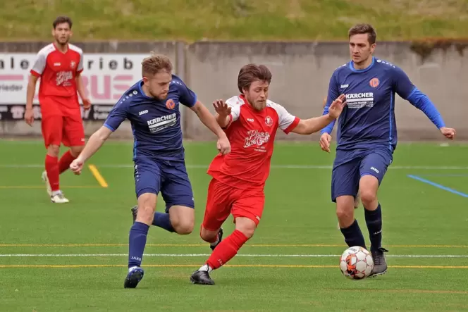 Jan Weisenborn (Mitte) erzielte das 1:0 für Rot-Weiss Seebach gegen die Gäste des FC Lustadt.