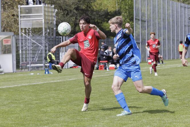Ata Doruk (links), hier im Duell mit dem Heidenheim Joaquium Agyemang, traf für die U17 des FCK gegen Heidenheim zum 2:0.
