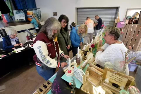 Knuffig dick, elegant, aber auch mit Krönchen: „Walsemer Hämmel“ sind der Renner am Stand der Waldseerin Bettina Lang.