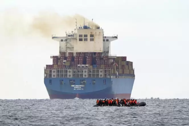 Mit einem kleinen Boot versuchen mutmaßlihc Migranten den Ärmelkanal zu überqueren.