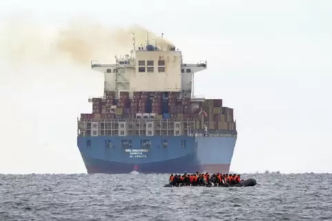 Mit einem kleinen Boot versuchen mutmaßlihc Migranten den Ärmelkanal zu überqueren. 