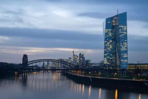 Die Währungshüter bei der Europäischen Zentralbank (EZB, rechts) werden wohl im Juni wieder damit beginnen, den Leitzins zu senk