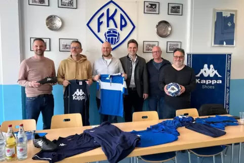 Bei der Präsentation des neuen Hauptsponsors: von links der künftige FKP-Trainer Daniel Paulus, Supremo-Chef Walter Weichhart, F