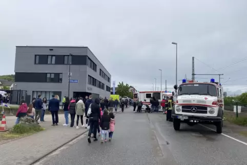 Besonderen Spaß hatten die Kinder beim Puppentheater sowie beim Erkunden der vielen verschiedenen in der Bahntraße aufgereihten 