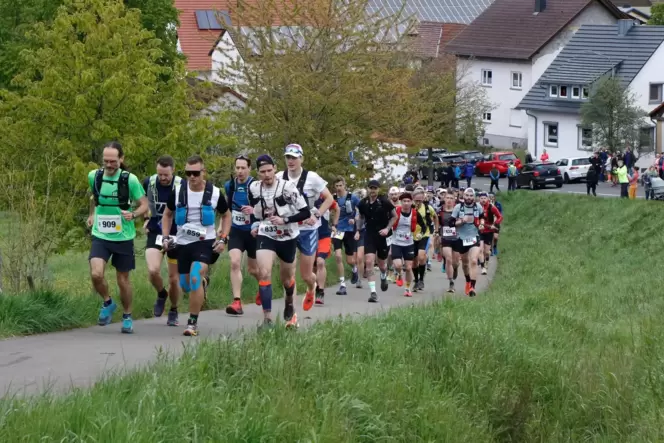Die Teilnehmer des Donnersberg-Trails kurz nach dem Start im Imsbach.