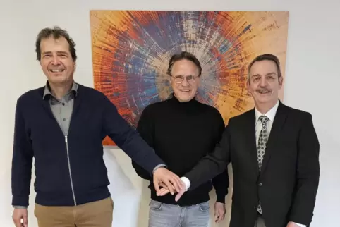 Edgar Schmitt (Mitte) mit Vorstand Eckhard Geib (links) und Geschäftsführer Harald Stark. 