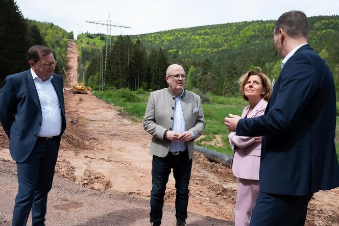 Ministerpräsidentin Malu Dreyer besucht die Gaspipeline-Trasse bei Wilgartswiesen (von links): Friedrich Rosenstock, Geschäftsfü