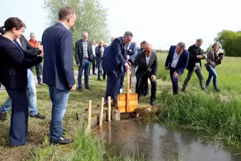 Um die Queichwiesenbewässerung anschaulich zu machen, öffneten Pirmin Hilsendegen und Minister Michael Ebling eine der Schließen